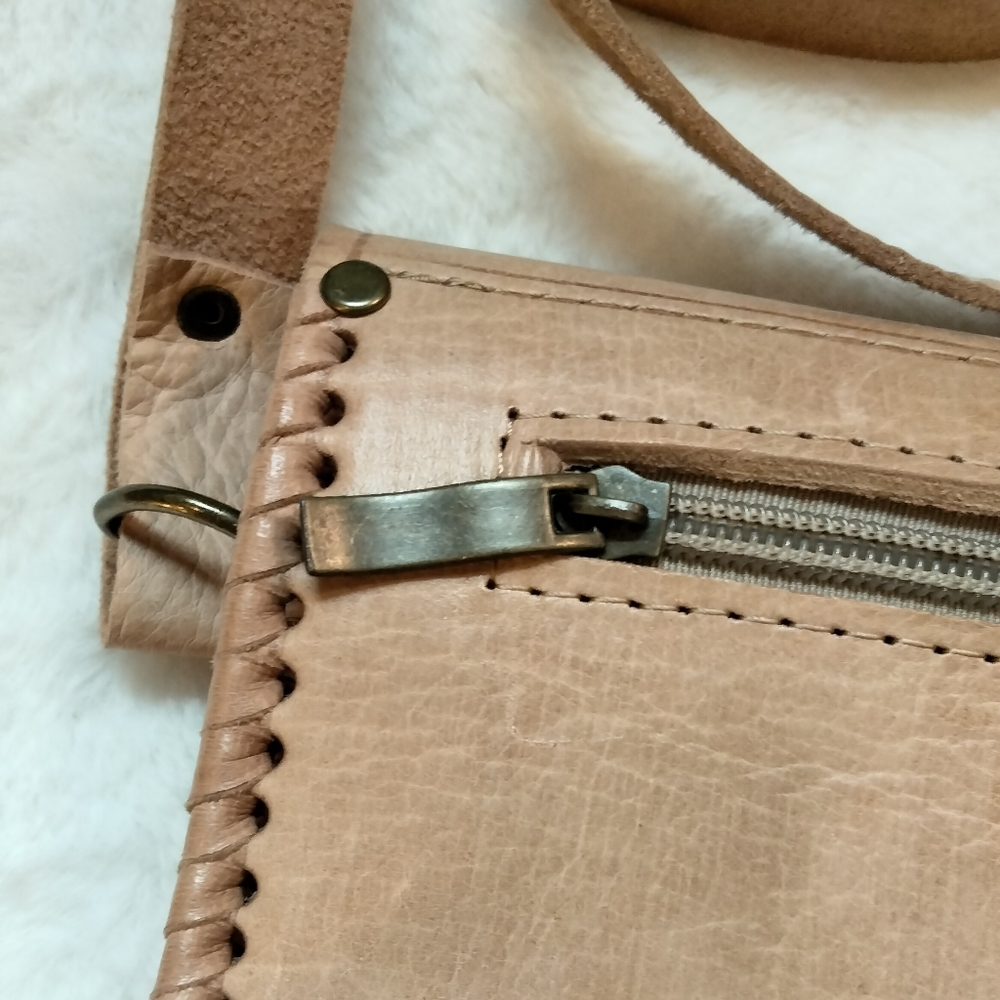 Hand-tooled vintage leather crossbody bag boho 1970s style - Picture 5 of 8